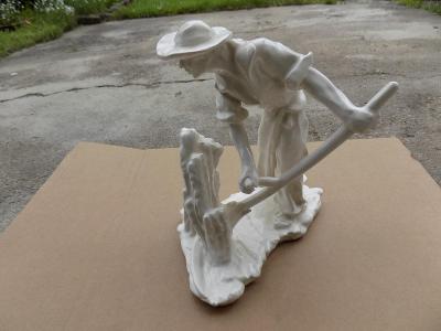 Stará porcelánová socha - Muž s kosou 