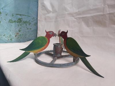 Hezký starožitný kovový stojan na vánoční stromek - 3 papoušci.