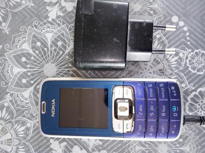 Starší mobil.tel.Nokia s nabíječkou