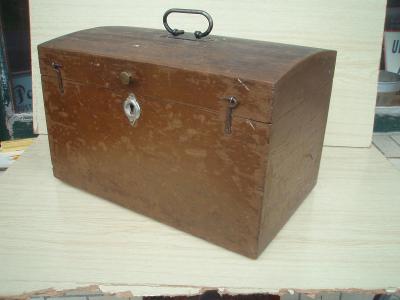 Starý vojenský kufr
