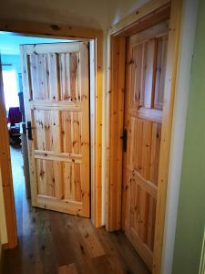 Dveře interiérové 80 cm masivní borovice (2xL + 2xR), zárubně, kování
