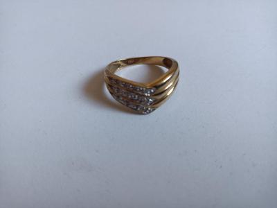Zlatý prsten s kamínky 