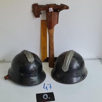 Něco pro sběratele - 2 staré Hasičské helmy a Sekyrka - Hasiči