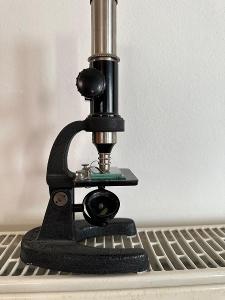 Starý mikroskop ER-HA IV
