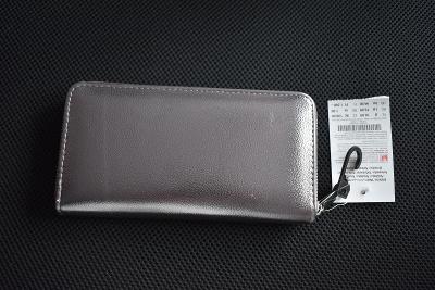 nová dámská peněženka s lesklým povrchem