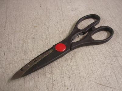 r1230 * staré nůžky s otvírákem