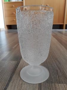 Starý pohár z lisovaného skla