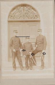 Kabinetka - švýcarská armáda - šavle - třapce - uprostřed malý voják
