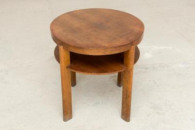 Kulatý stolek s úložnou spodní plochou
