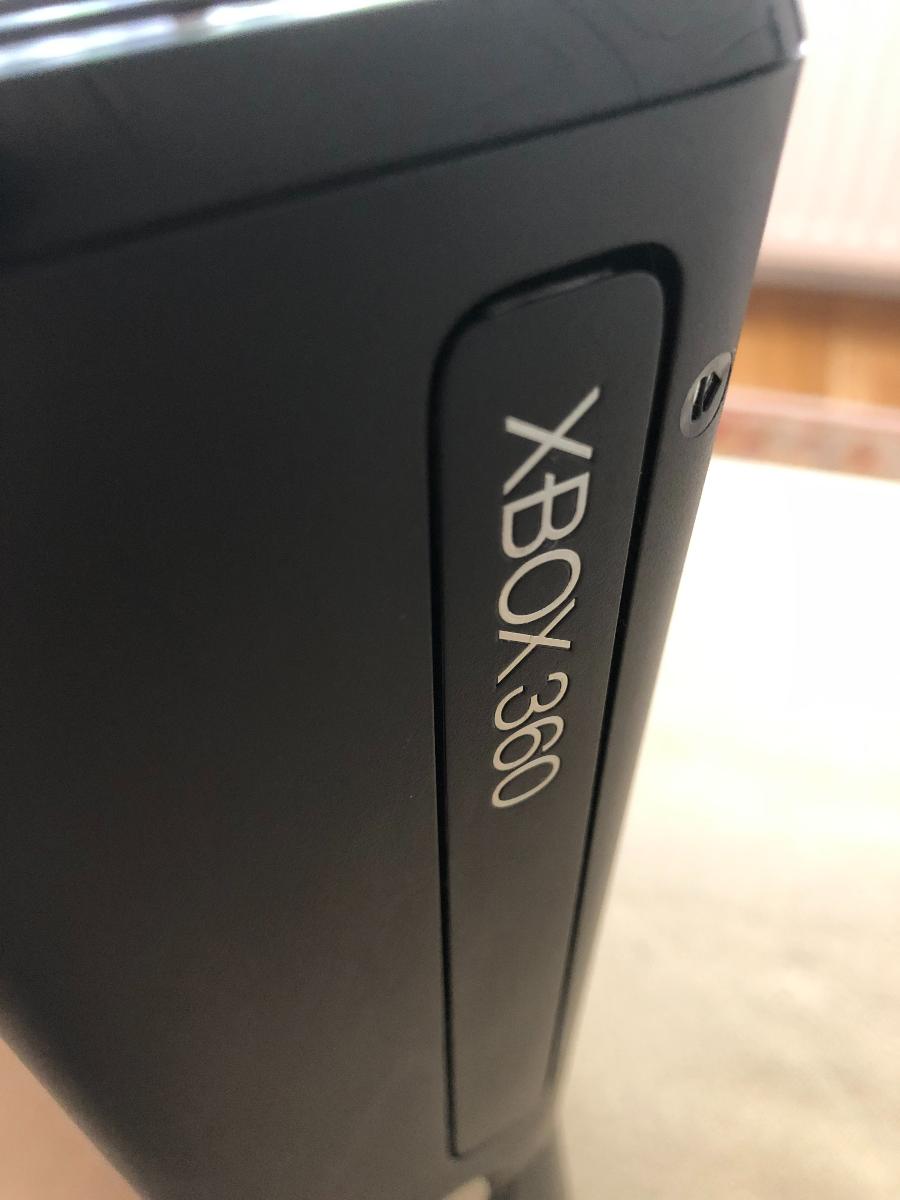 XBOX 360 S (2 ovladače + příslušenství a hry) - Počítače a hry