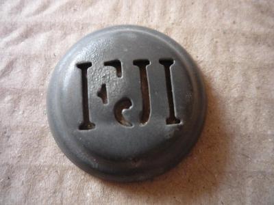 starý čpicový odznak FJI bez špendlíku nálezový stav -viz. foto