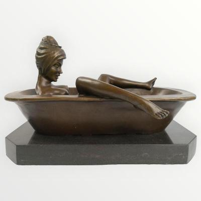 Nahá žena vo vani - MILF erotická bronzová socha