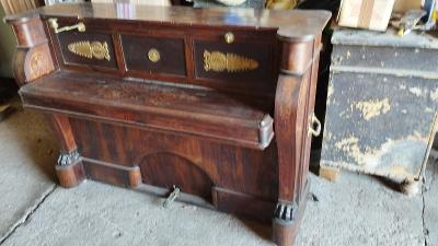 Hodně staré zámecké piano