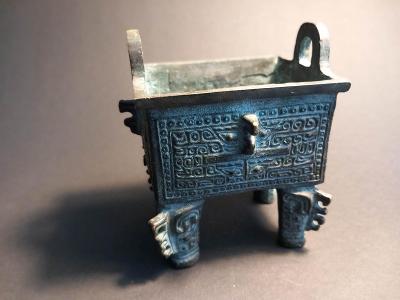 Bronzová nádoba (vykuřovadlo?), Čína