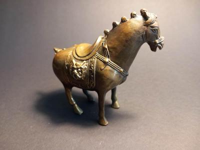 Krásná bronzová soška koně