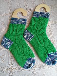 Ručně pletené ponožky vel. 38 - 39. Jsou měkké, pružné a hřejivé 