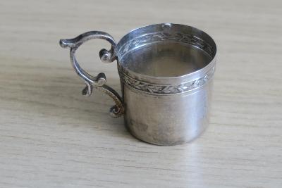Starý stříbrný pohárek-držák na panáka viz foto puncováno.