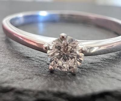Diamantový prsten s diamantem 0,15 ct- F/SI1