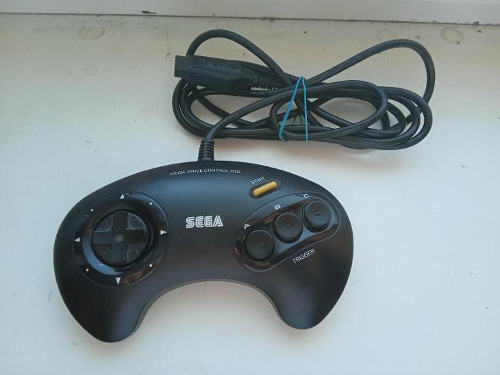 Ovladač ke konzoli Sega Megadrive  - Počítače a hry