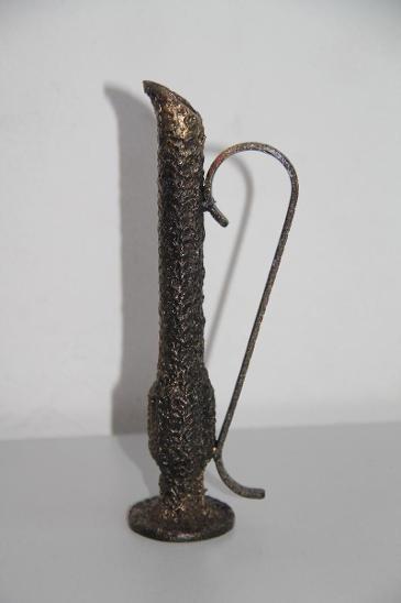 E10. Kovová amfora, váza, výška 18,5 cm průměr 1,5 cm 