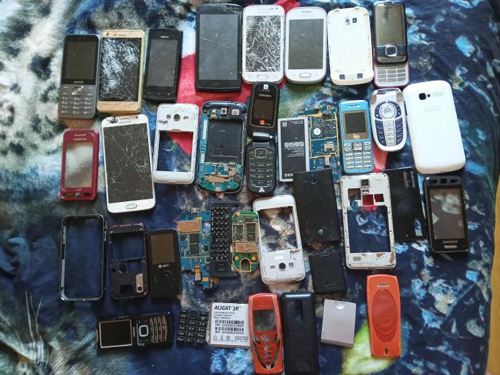 Konvolut starých telefonu a dílů  - Mobily a chytrá elektronika