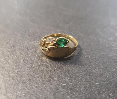 Zlatý prsten s zeleným kamenem a zirkony 14K