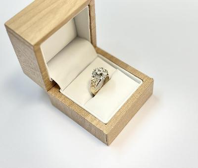 starší zlatý prstýnek s malými diamanty