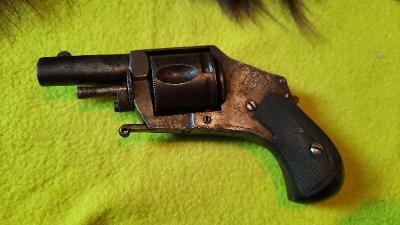 Malý kapesní revolver s velkým efektem 320/8mm