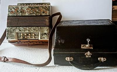 Stará harmonika INVICTA s futrálem 27 X 23 X 13 cm pěkný původní stav 