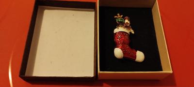 velká moderní brož - vánoční ponožka + krabička výš. - 52mm - luxusní 