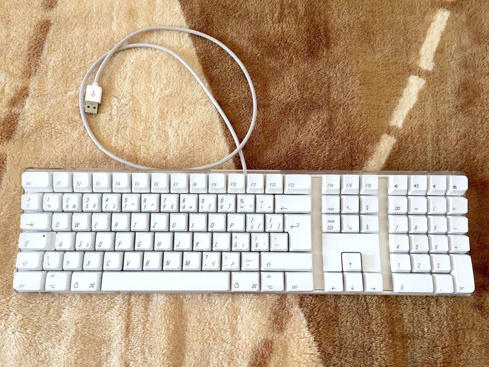 Klávesnica Apple Keyboard A1048, CZ, USB, húb 2x - Vstupné zariadenie k PC