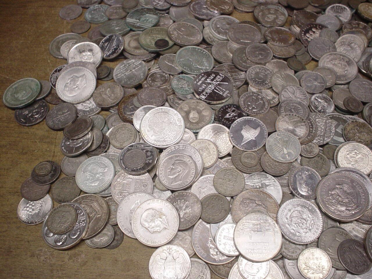 1 Kg strieborných mincí z rôznych krajín rôzne rýdzosti - Numizmatika