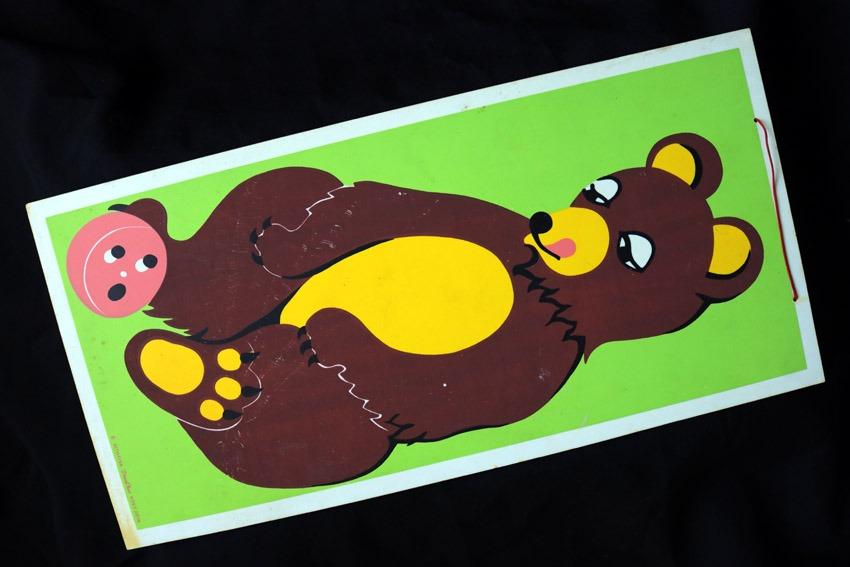 Medveď a šišiek. retro plastový obraz 24,5x50 cm (Drevoplast, ČSSR) - Starožitnosti a umenie