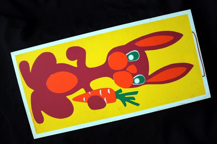 Králik s mrkvou. retro plastový obraz 24,5 x 50 cm (Drevoplast, ČSSR) - Starožitnosti a umenie