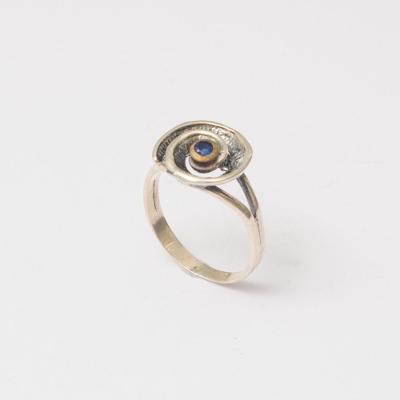 Stříbrný prsten s drobným kamenem
