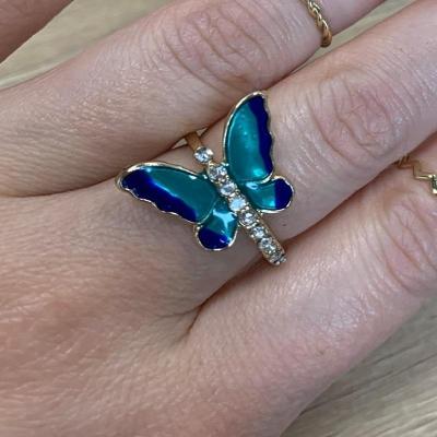 Krásný prsten s motivem motýla s barevnými smalty a čirými zirkony.
