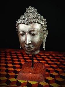 Velká starožitná bronzová BUSTA (Buddha) na stojánku s hezkou patinou.