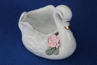 2. Porcelánová labuť s květinami 12.5 cm