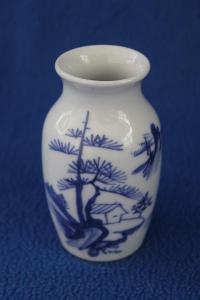 2. Krásná porcelánová váza 10 cm