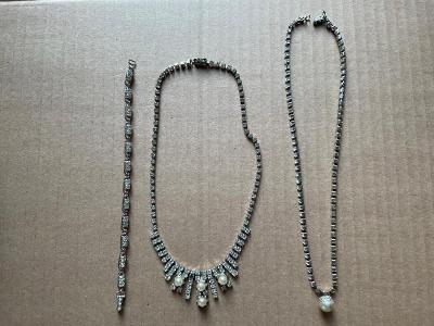 Staré krásné náhrdelníky a náramek společně