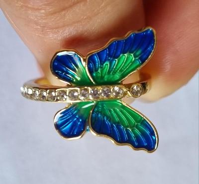 Krásný prsten s různobarevnými smalty a čirými zirkony ve tvaru motýla