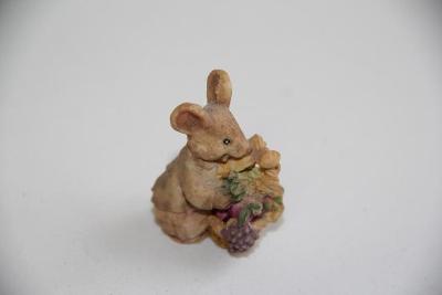 K39. figurka myška z polymerové hmoty  výška 4,5 cm