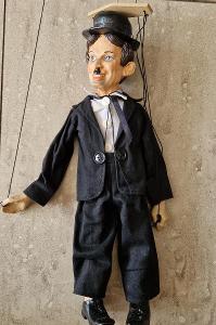 Charlie Chaplin -loutka marioneta s niťovým vedením a vahadlem 72cm