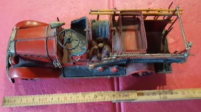 Starý kovový model - hasičské auto