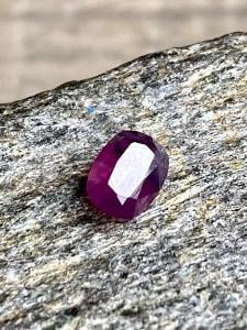 Fialový SAFÍR- šperk. přírodní drahokam, 0,70 Ct., KAŠMÍR minerál