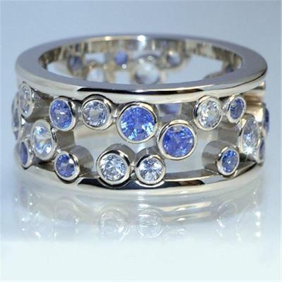 Krásný prsten s bledě modrými topazy a čirými zirkony. Nenošený.Vel61