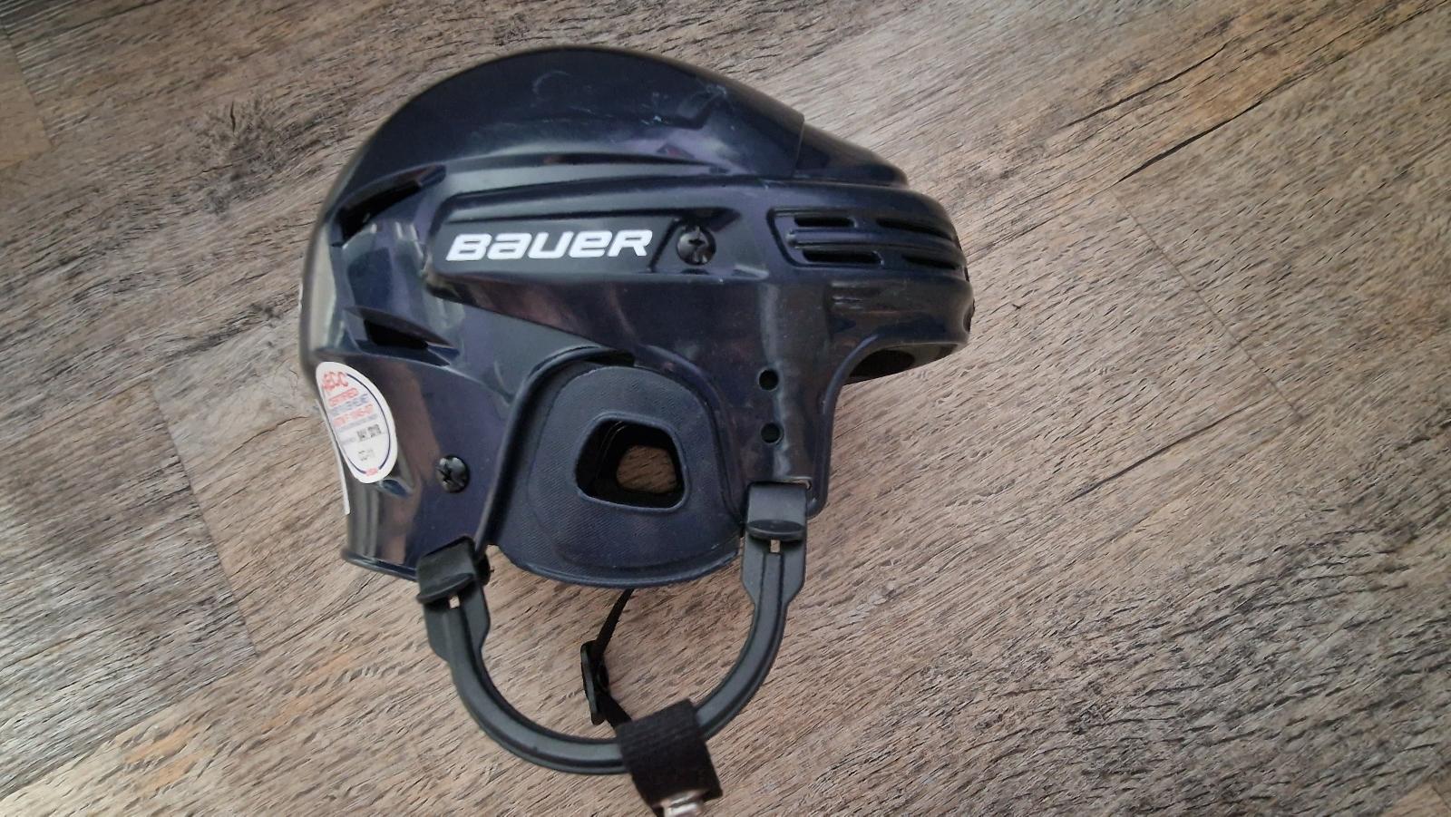 Hokejová prilba BAUER 2100 JR (obvod hlavy 50 cm - 55 cm) - Vybavenie pre kolektívne športy