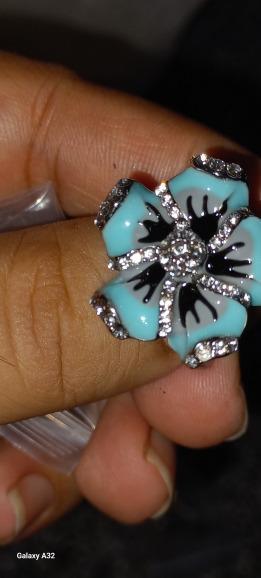 Krásný prsten s čirými zirkony a barevnými smalty ve tvaru kytky. 