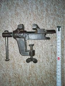 historický malinký modelářský svěrák (opr. svářený) - čelisti cca 4 cm