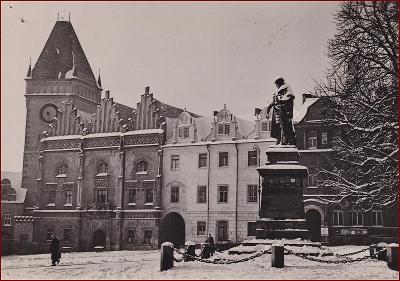 Tábor * Jan Žižka, socha, radnice, náměstí, zima, část města * V017